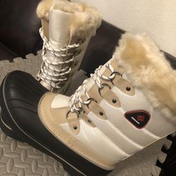 WOMENS SNOW BOOTS SIZE 10 ASKING 30 EACH PAIR CASH ONLY AVAILABLE