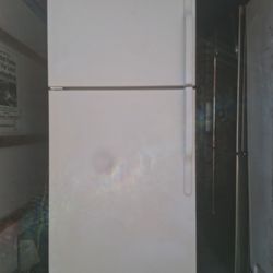 🥶$120 G.E. 2-Door Refrigerator Works Great 🥶90-Day Warranty 🥶Delivery Or Pick Up Available 🥶
