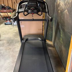 HORIZON 7.4 AT TREADMILL ( LUKE NEW AND DELIVERY AVAILABLE TODAY)HORIZON 7.4 AT TREADMILL 
(LIKE NEW AND DELIVERY AVAILABLE TODAY)