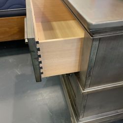 *Ad Special*---Lindex Attractive Queen/King Bed And Dresser/Mirror Sets---Delivery And Easy Financing Available 👌 