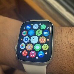 Apple Watch Series 4 44 mm Silver Aluminum Case with White Sport Band (GPS) 

