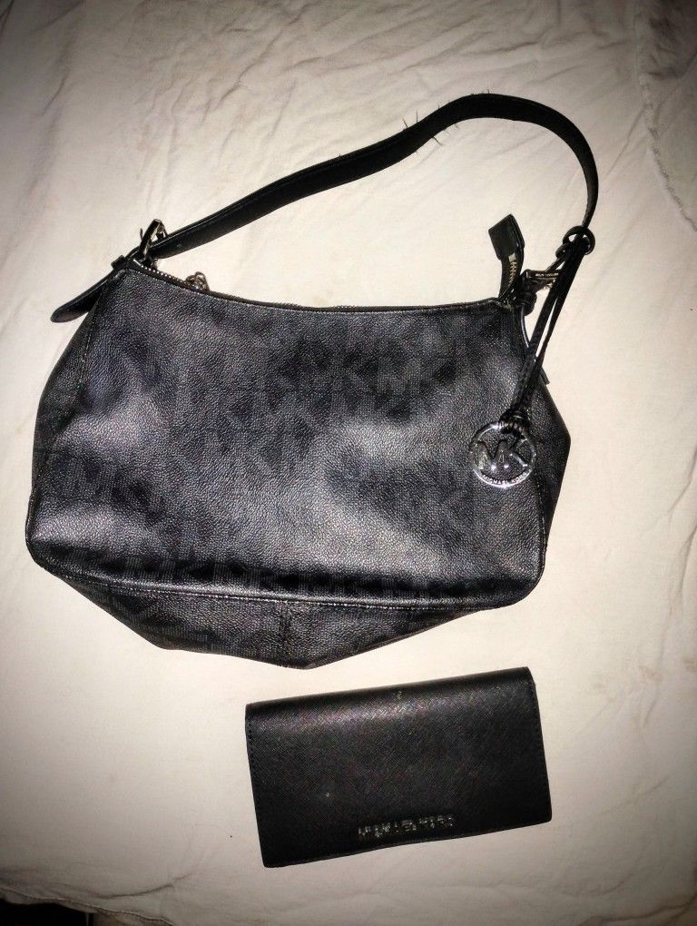Pre-loved Michael Kors Jet Set Signature Shoulder Bag