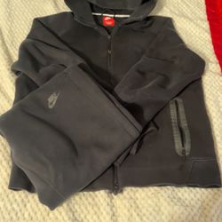 Black Nike Tech size L