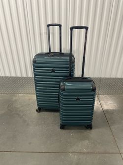 Luggage set used like new only 100$