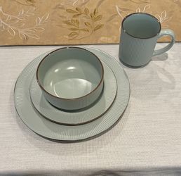 32 pc. Dinnerware Set For 8