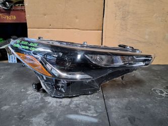 2022-2023-2024-2025 TOYOTA COROLLA CROSS RIGHT HEADLIGHT OEM USED #11624