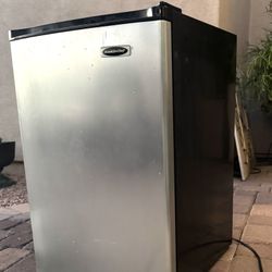 Mini - Fridge & Freezer  (5 Cubic Ft)