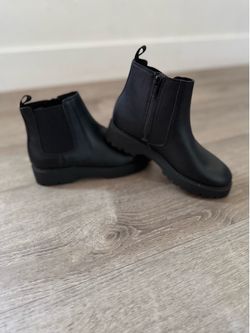 GIRL BOOTS BRAND NEW SIZE 2