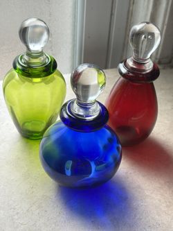 Collectible Set Of 3 Hand Blown Art Glass Perfume Bottles w/ Stopper, 1 Red, 1 Blue & 1 Green 