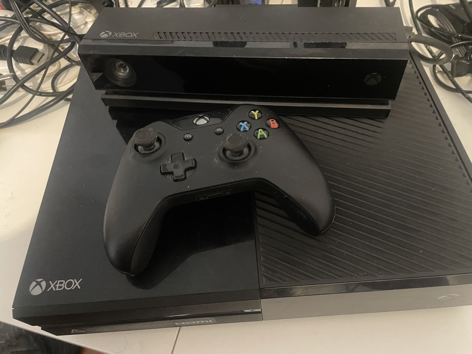 Xbox One With Kinect And Controller 