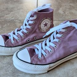Youth Converse Shoes - Size: 2