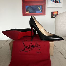 Christian Louboutin Décolleté 554 Pump - $550