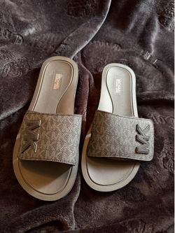 Women’s Micheal kors sandals size 8 brand new!