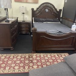 Queen Bed Room Set(Queen Bed Frame, Dresser, Mirror, 1 Night Stand) On Sale