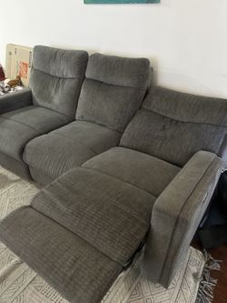 Gray Power Reclining Sectional Sofa with USB Ports & Chaise – Excellent Condition