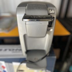  Keurigs - 1 one cup (6,8&10oz) works great  ! See pics and videos ! $10 - 67th ave and Bell 