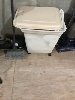 Pet food container with wheels
