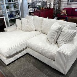Delivery and Finance Available 🦋New  Lindyn Linen 2 Piece Sectional With Chaise 