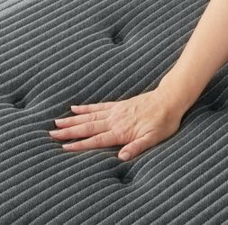 Queen BEAUTYREST Black C-Class medium Tight Top or Plush Pillow Top Mattress Pocketed Coils Cooling Memory Foam $1,200 ($3,500+ msrp) pick up can deli