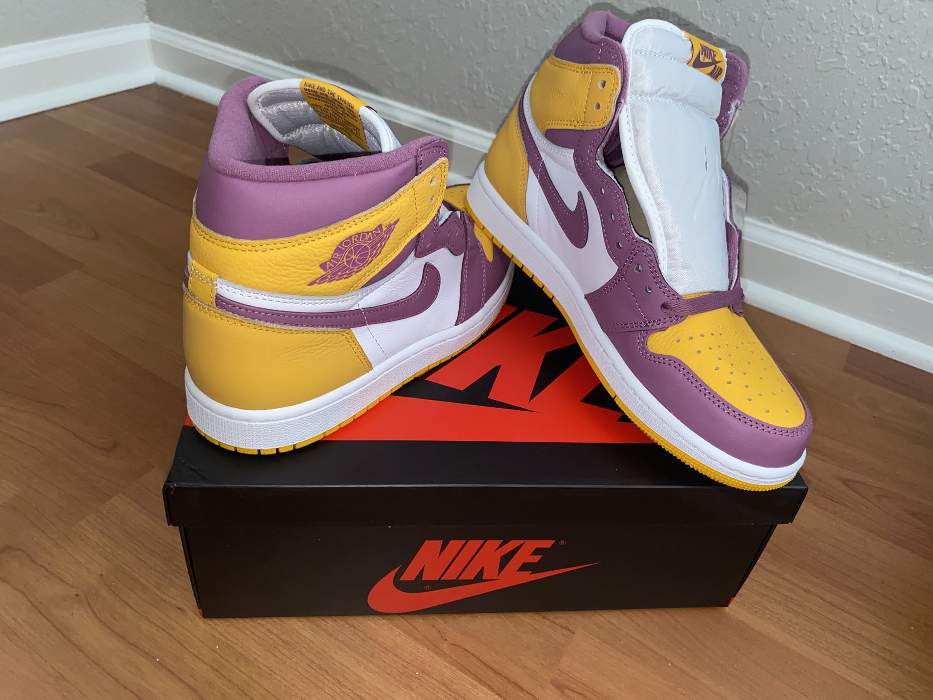 Air Jordan 1 Retro High OG Lakers