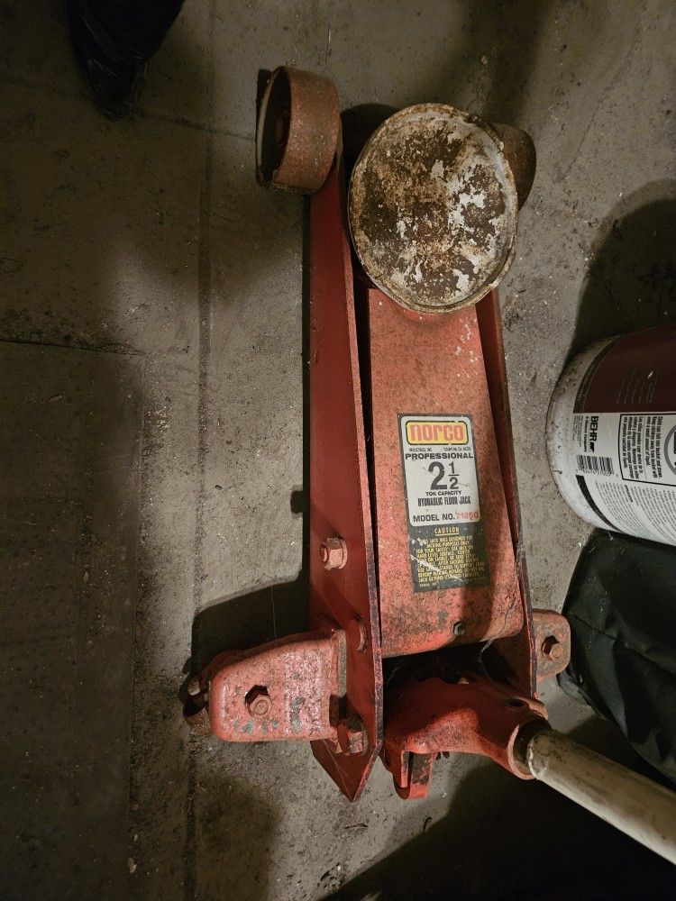 NORCO Hydraulic Floor Jack - 2 1/4 Ton