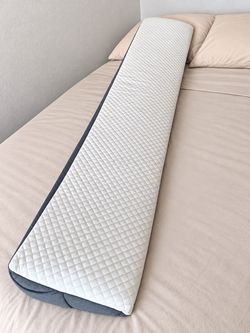 B ed Wedge Pillow / Mattress Elevator – White Quilted Cover