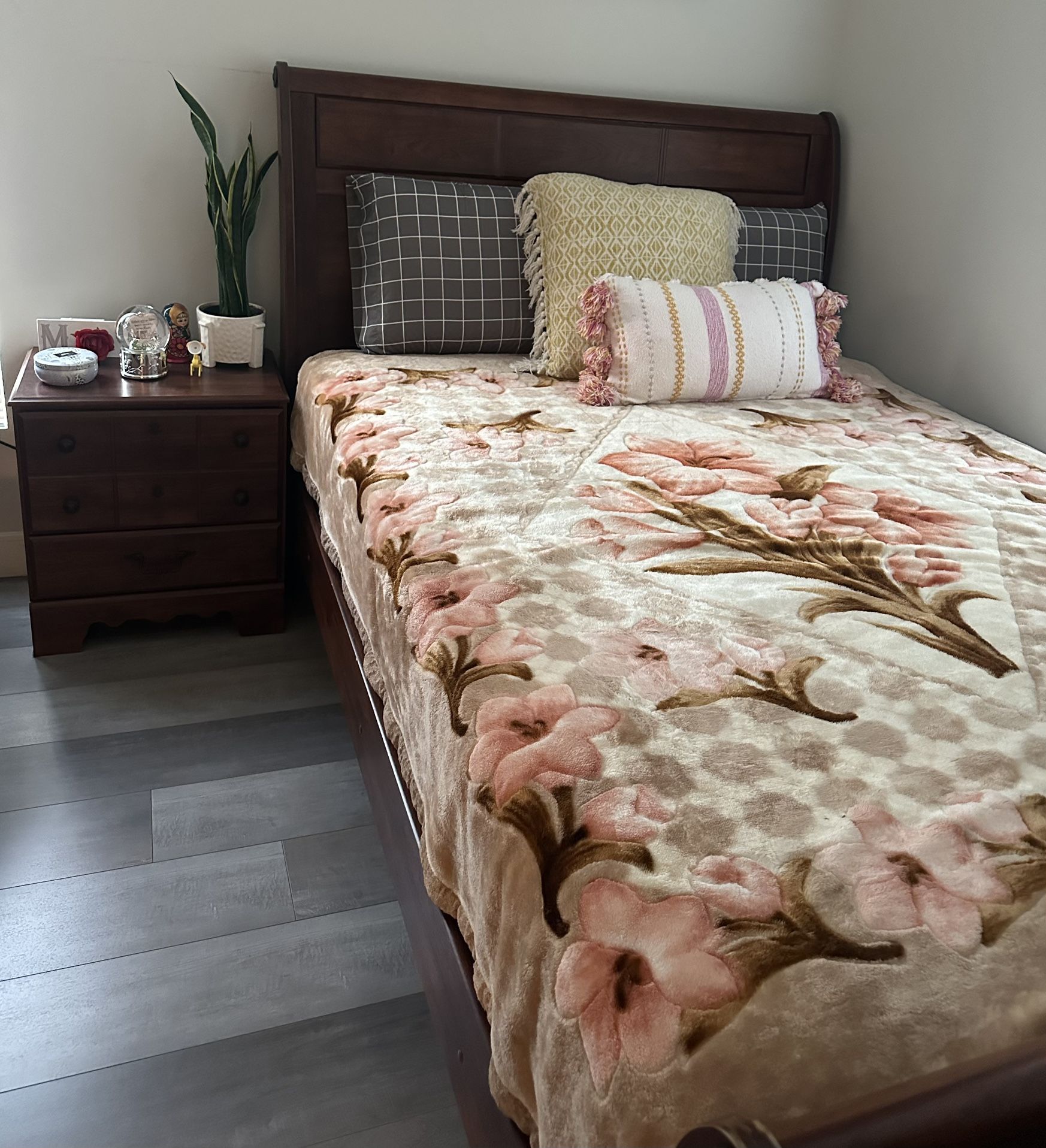 Queen Bedroom Set
