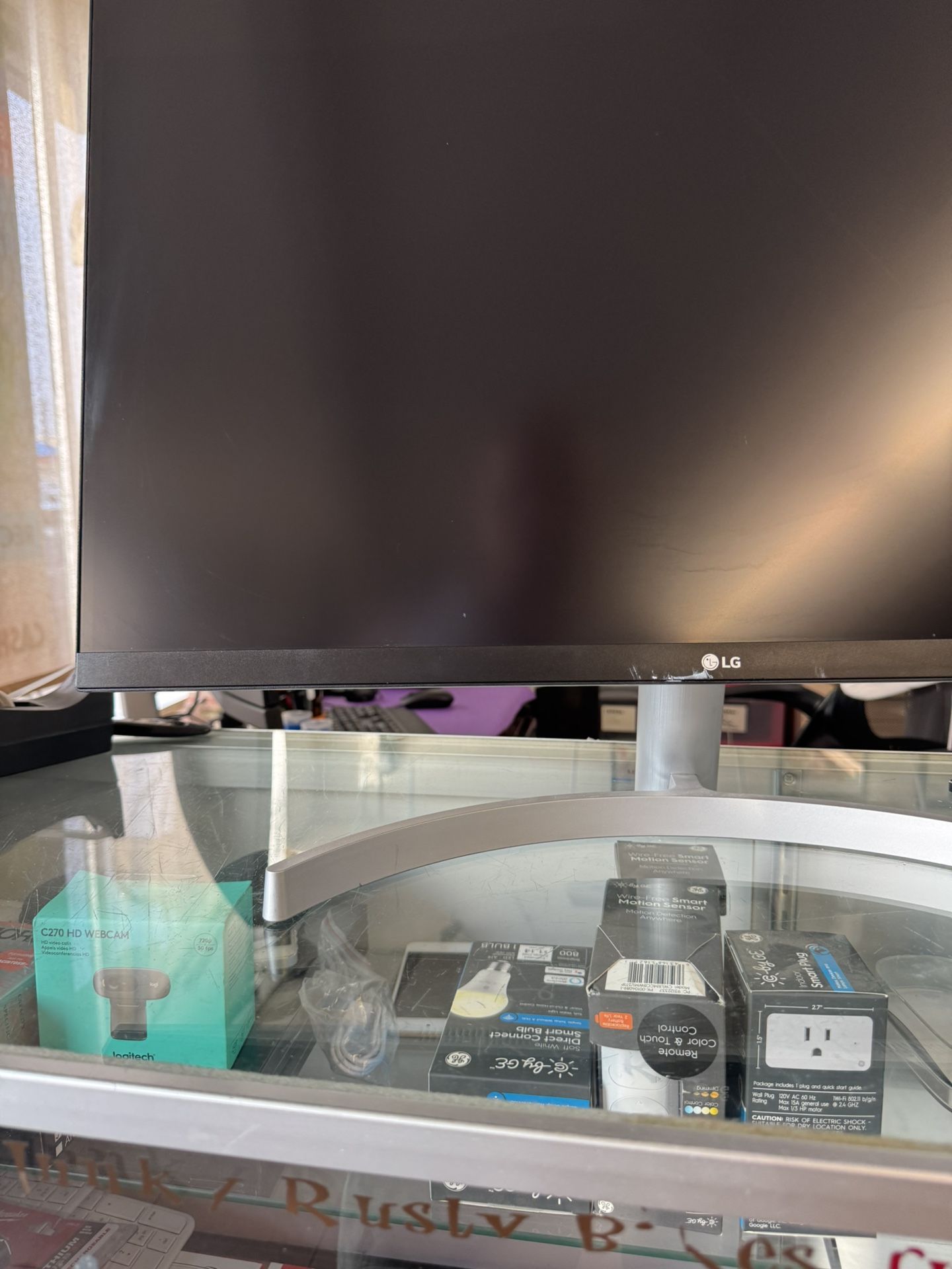 LG 27” 4K UHD IPS Monitor – 27UK600-W | HDR10, FreeSync, Borderless Display