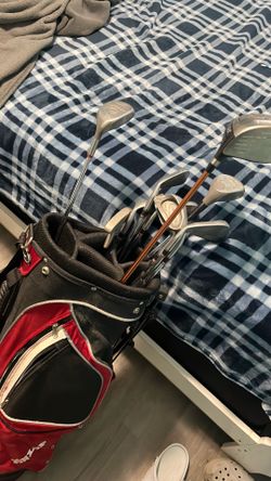 Dunlop golf bag and golf clubs. Read discription!!