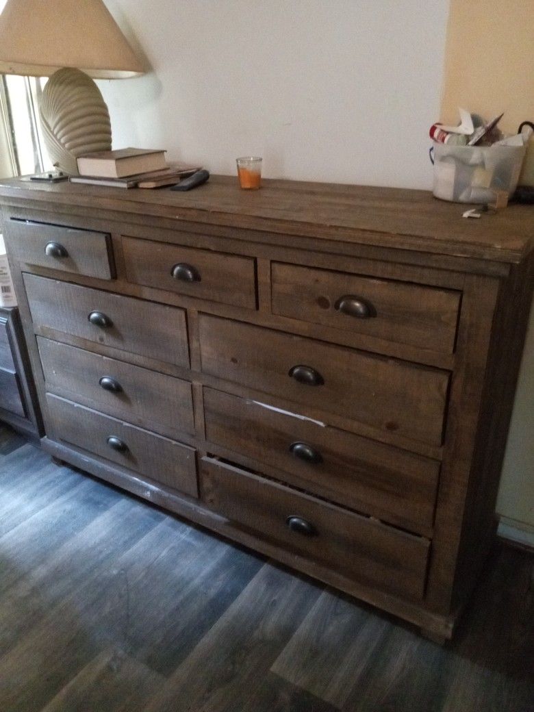 9 Drawers Dresser 