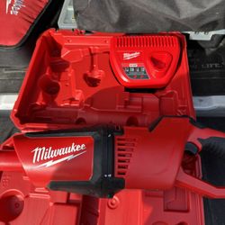 M12 Vacuum And Charger 