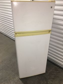 - NICE - GE 12 cu . Ft Garage  /Small apartment refrigerator in white
