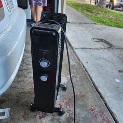 Mainstays 1500W Mechanical Oil Filled Electric Radiator Heater, WSH07O2ABB,  Black. for Sale in San Diego, CA - OfferUp