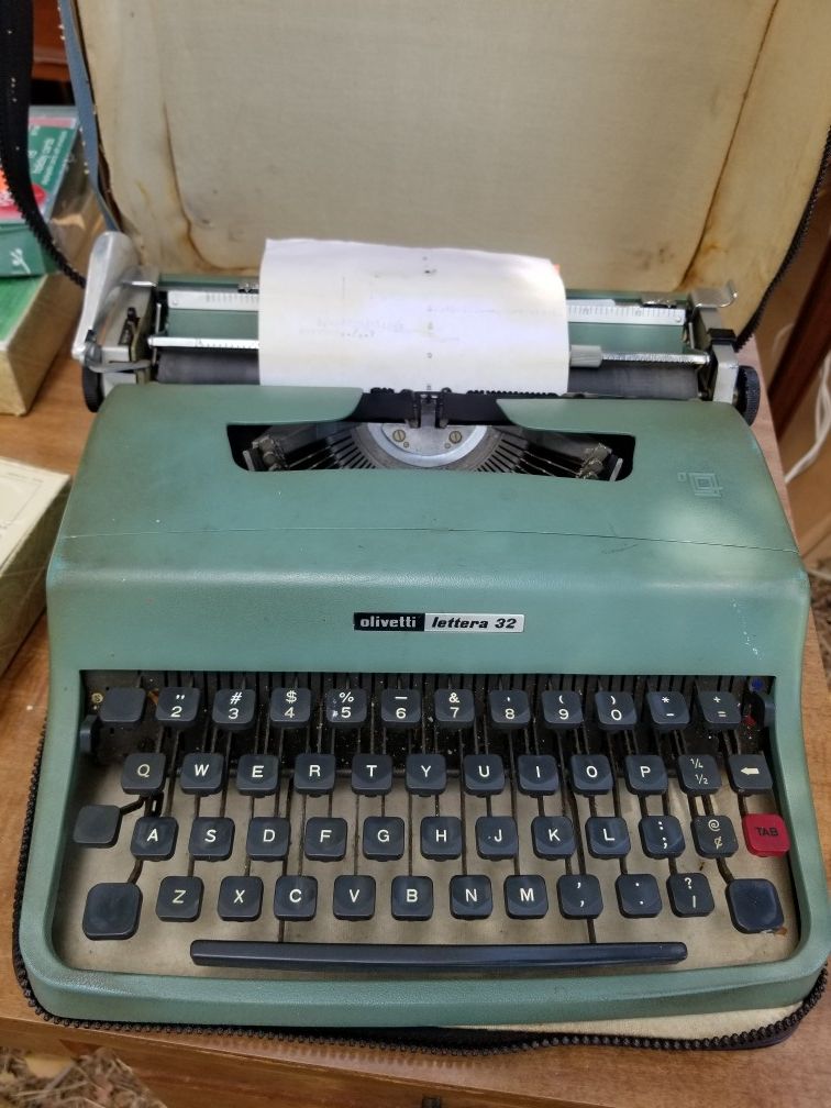 Typewriter, Olivetti lettera 32 for Sale in Calimesa, CA - OfferUp