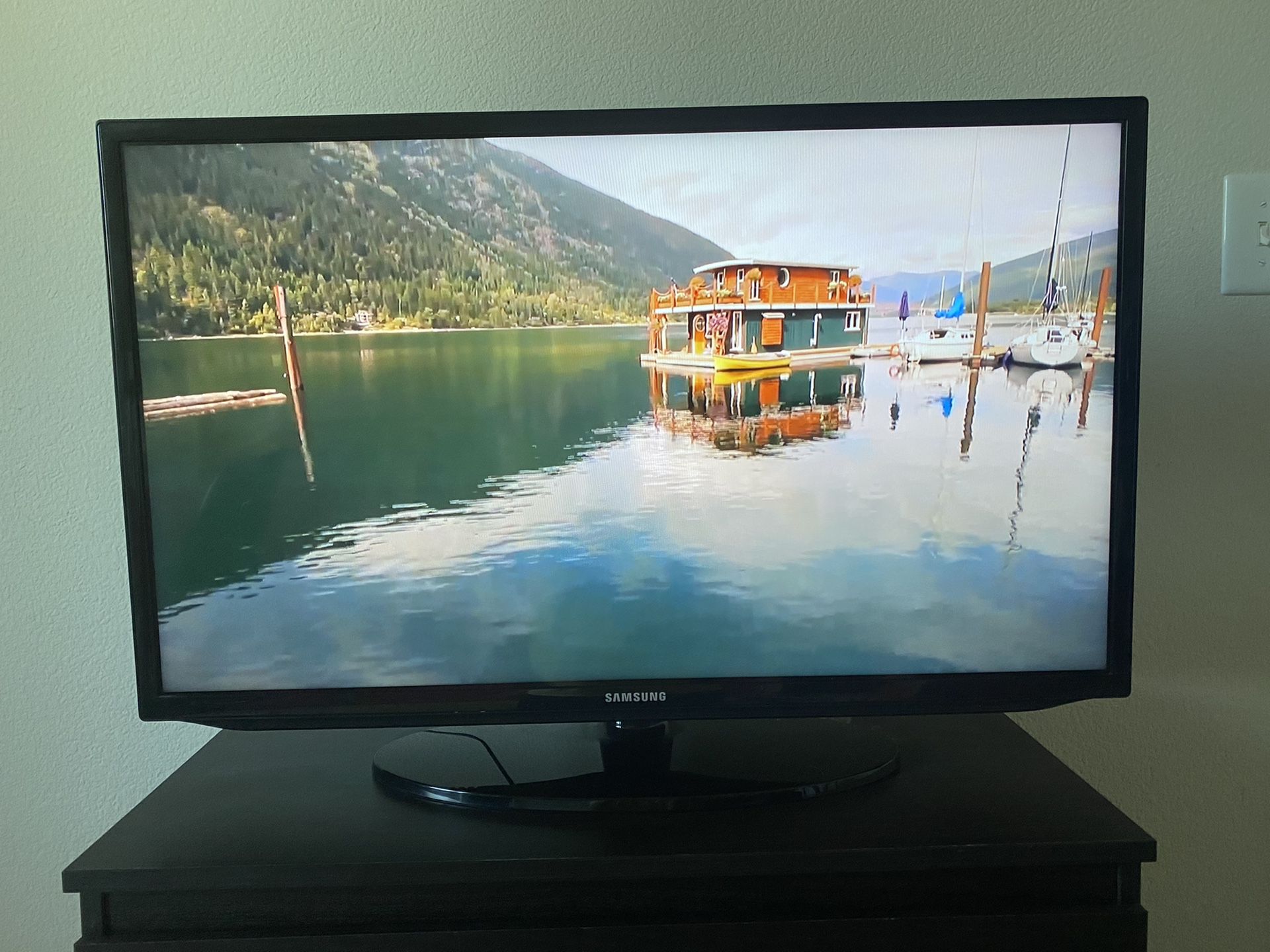 Samsung 32” smart LED tv in very good condition