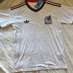 Mexico soccer jersey ( white color ) Size 3XL but fits like 2XL as well “new with tags” price is $45