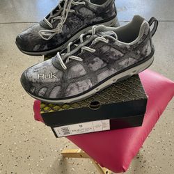 Huk Water Shoes Size 9