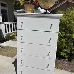 White Dresser Chest of Drawers Furniture Excellent Condition 