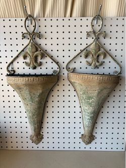 Fleur di lis wall pockets