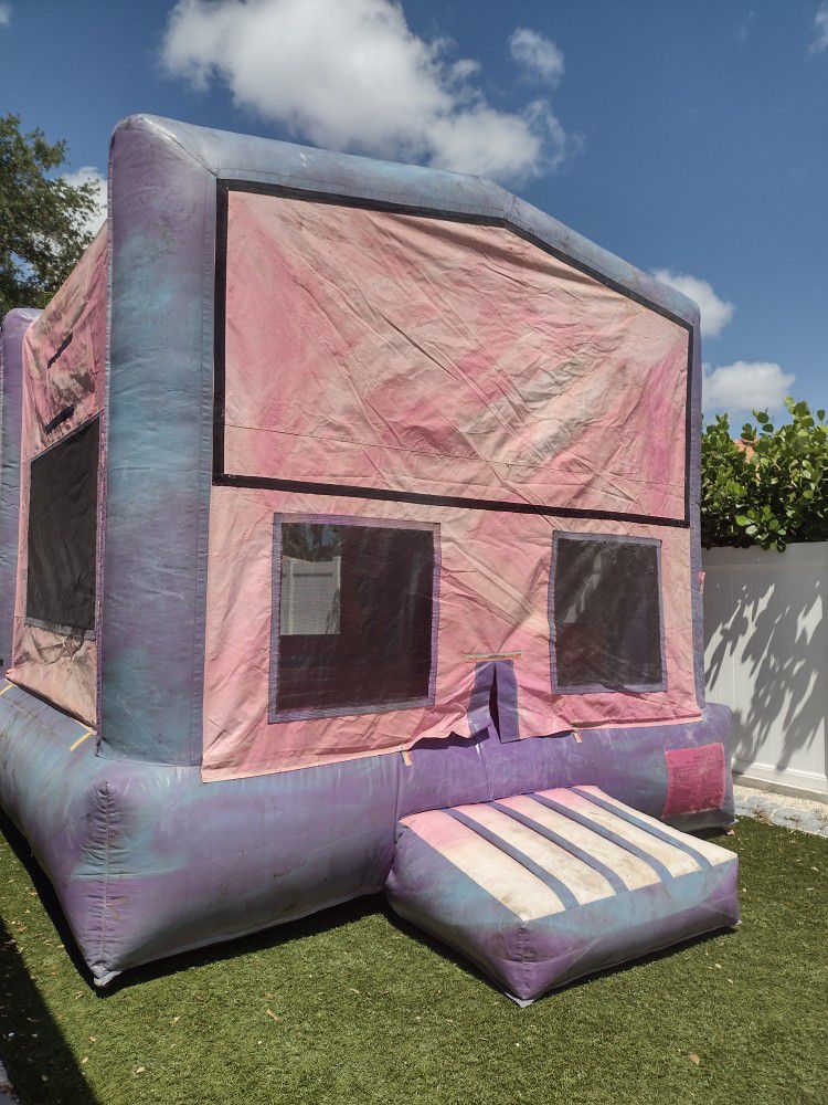 Bounce house, inflatable 