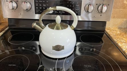 Cafetera Blanca Y Dorada 