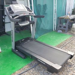 Nordictrack 1750  Interactive Treadmill Flex Deck