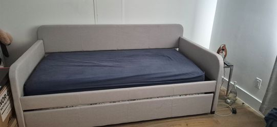 Trundle bed