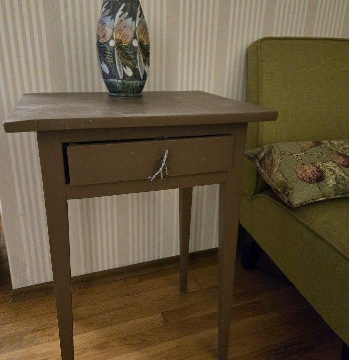 Cute Little End Table With Drawer