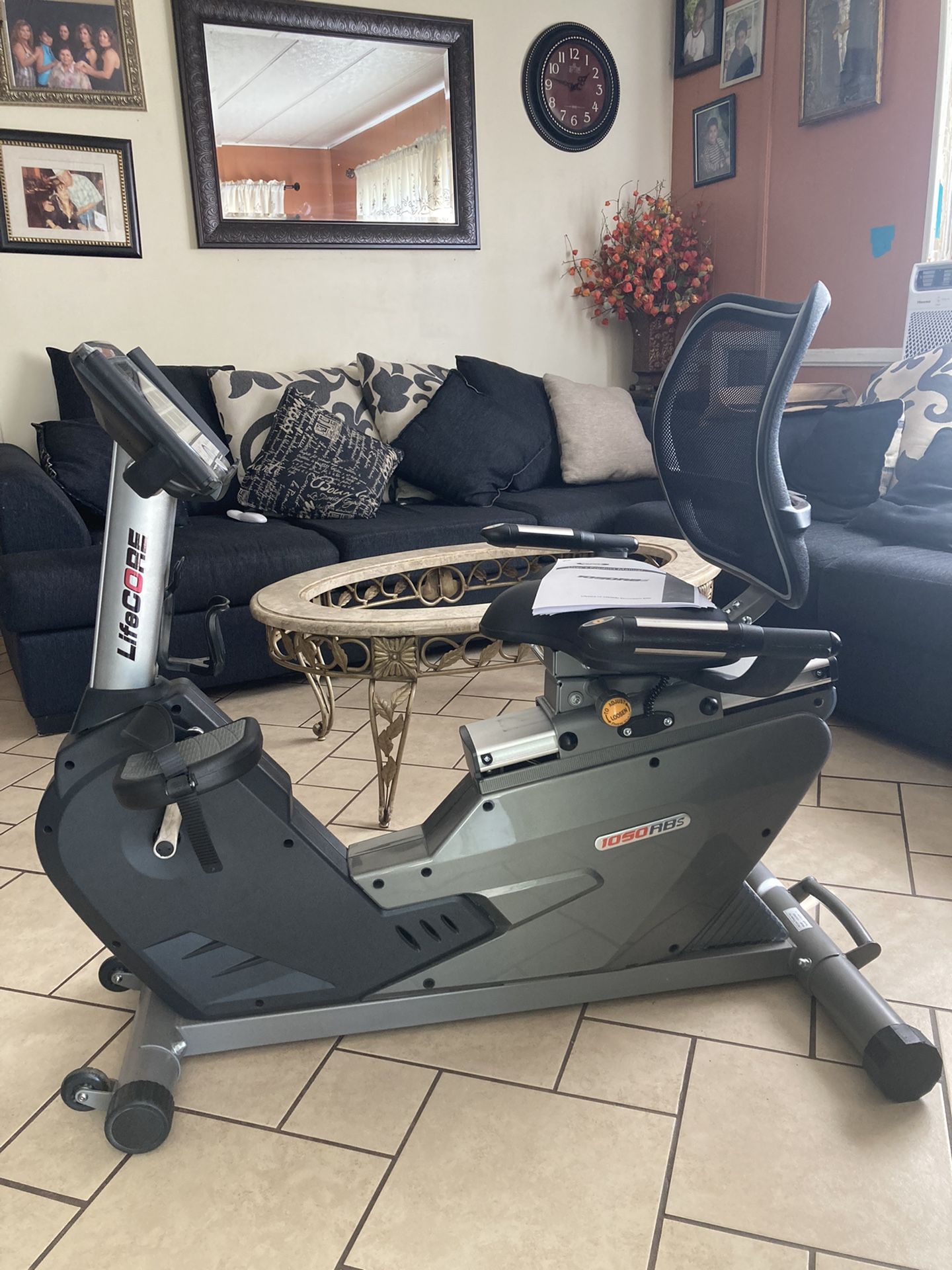 LifeCORE LC 1050RBs RECUMBENT BIKE GRADE COMMERCIAL CROSS-TRAINER EXERCISE WORKOUT MACHINE FITNESS LIKE NEW