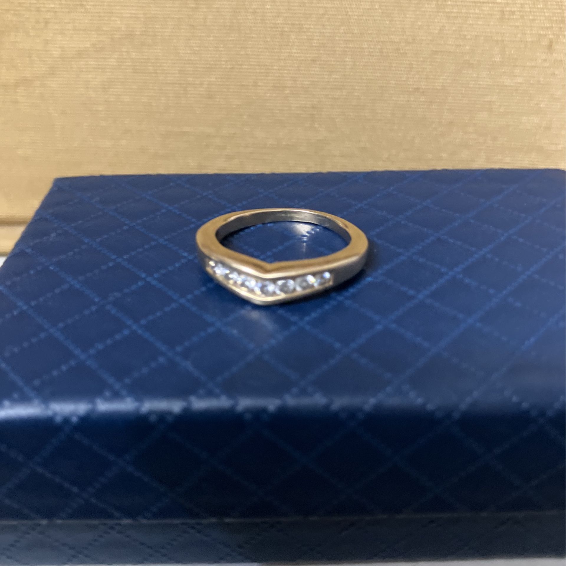 14 Carat Gold Ring With 7 Small Diamonds