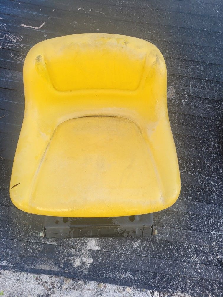 ((READ AD))((SEAT Johndeere)) Riding Mower