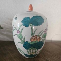 Multicolor Porcelain  Chinese  Chinoiserie Ginger Jar 10.2" Tall Vintage
