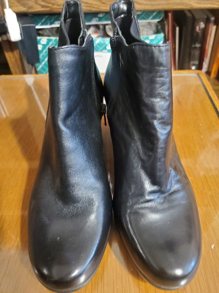Brand New Still In Box 📦 Ladies Black Leather Half Boots 👢 Size 7 Med Made By Easy Spirit 