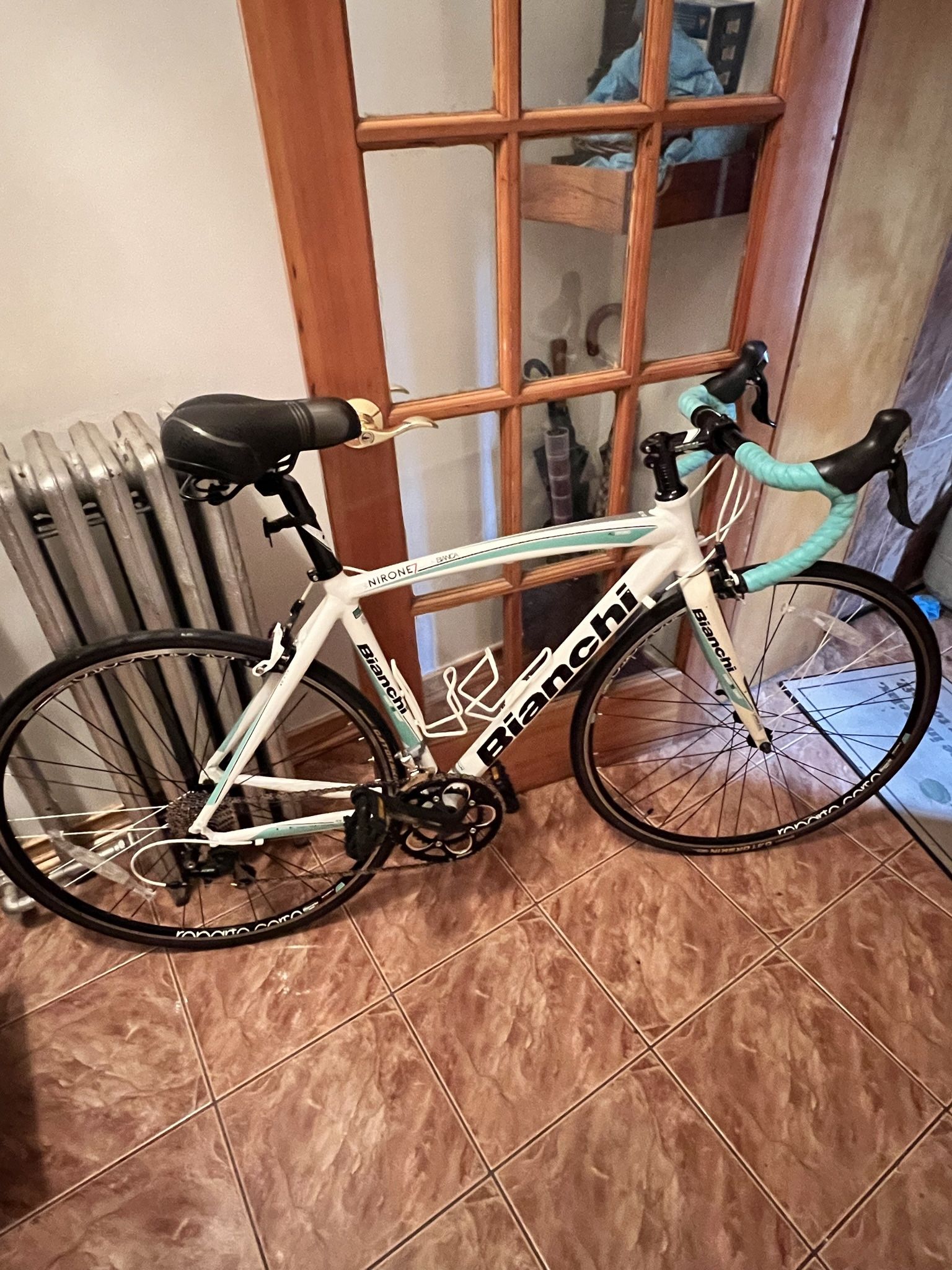 Ultra Lightweight, Carbon Fiber Menβs Bianchi 53cm Road Bike
